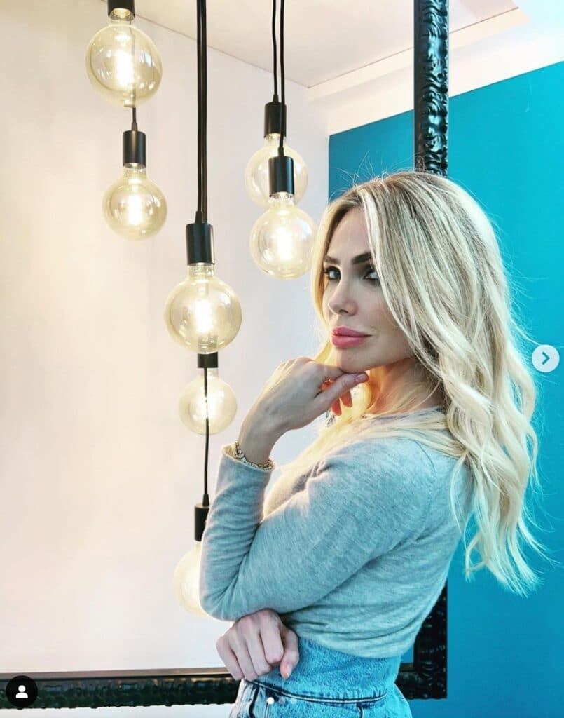 Ilary Blasi Cambia Look Il Nuovo Colore Di Capelli Il Soft Blonde