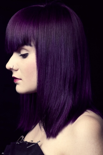 woman-with-purple-dye-and-bangs - CapelliStyle