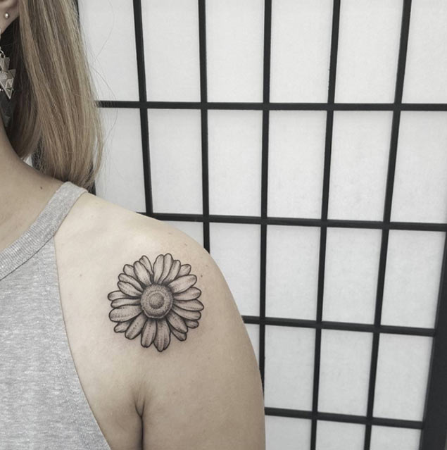 Daisy Shoulder Tattoo - Daisy Shoulder Tattoo Designs, Ideas and Meaning | Tattoos ... / The daisy tattoos will add an element of aristocracy to your image.