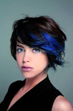 capelli con ciocche blu
