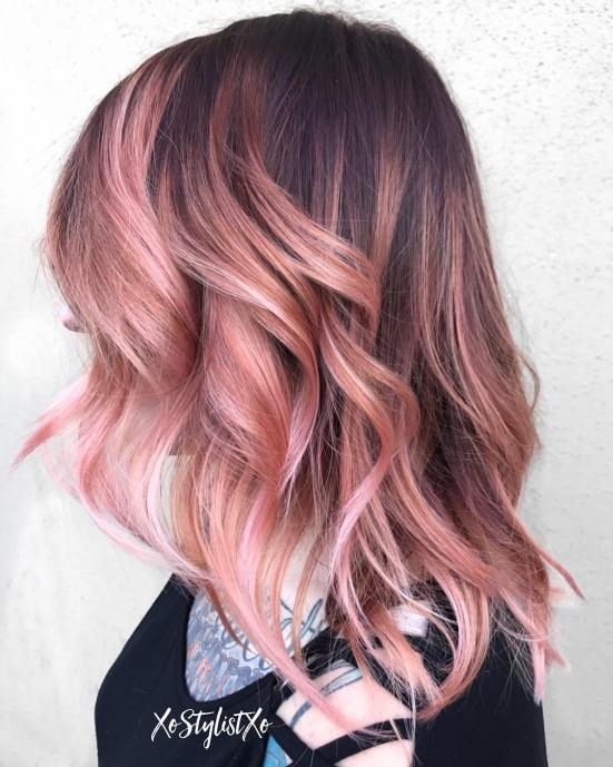 ciocche rosa su capelli castani