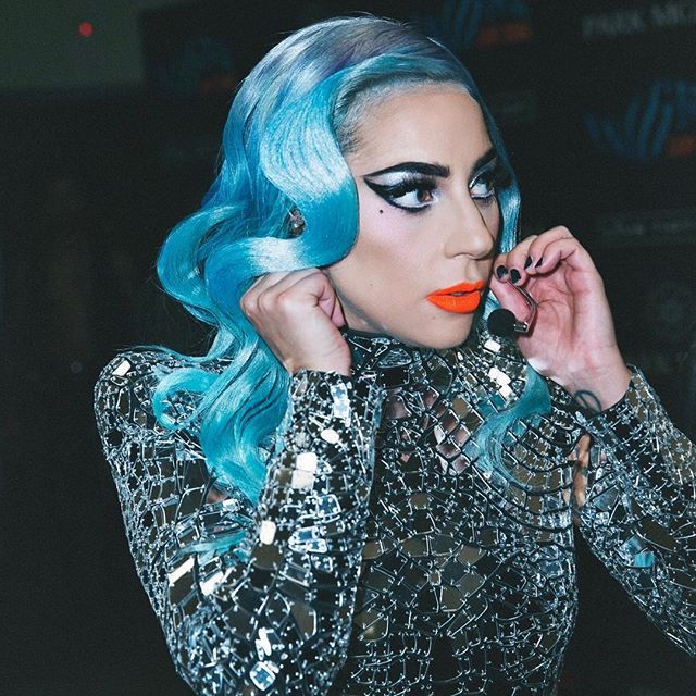 Lady Gaga, capelli fosforescenti