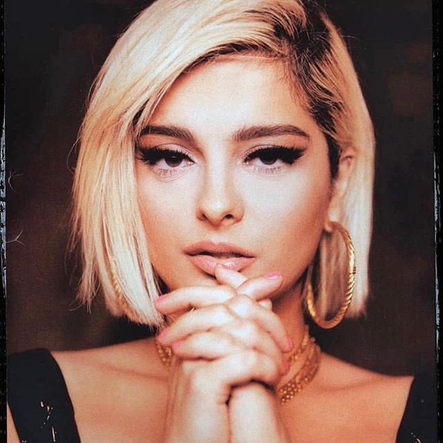 Bebe Rexha caschetto