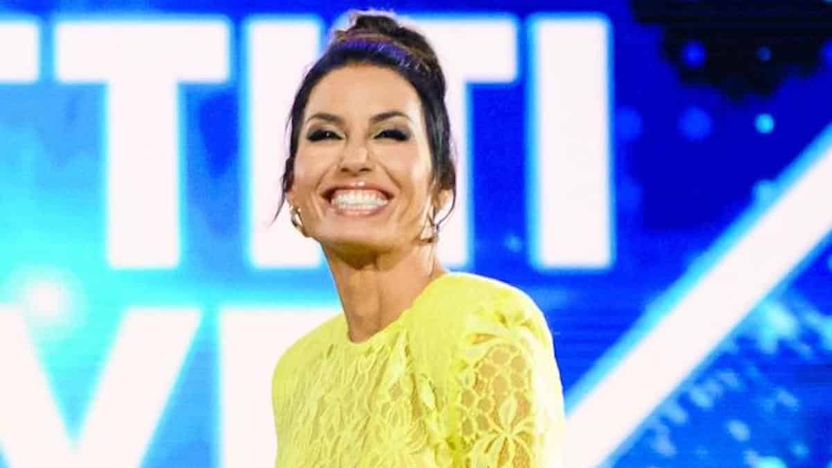 Elisabetta Gregoraci Illumina Battiti Live Il Look E Curiosità Sullabito Giallo 0953