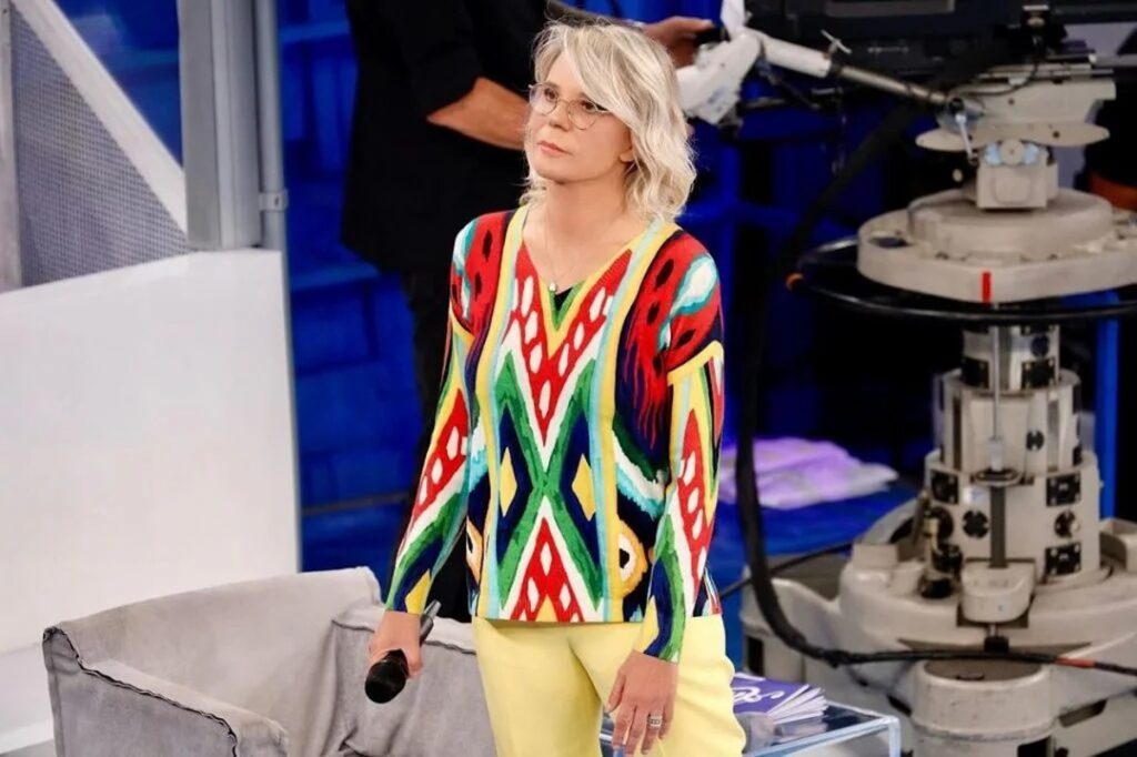 maria-de-filippi-amici-look-maglione-marca-prezzo